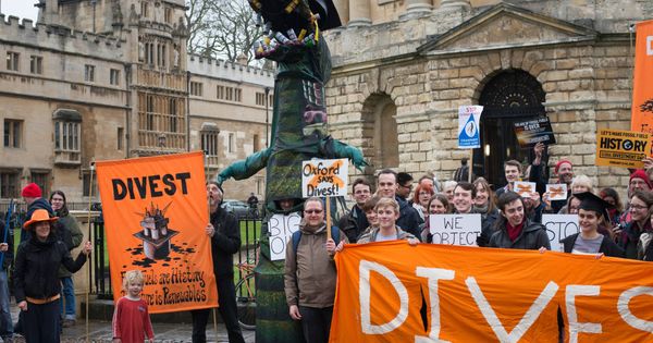 Foto: Protesta en Oxford en 2014 en contra de las inversiones en combustibles fósiles de la universidad. (Oxford Uni Fossil Free)
