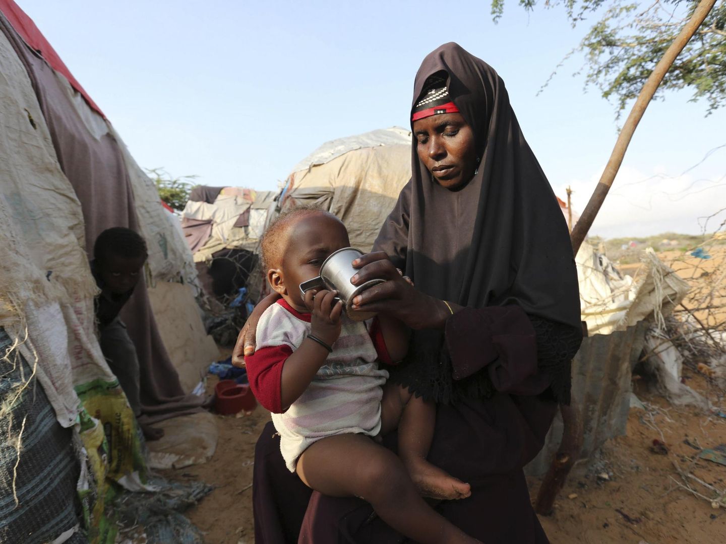 Una madre somalí da de comer a su hijo | Reuters