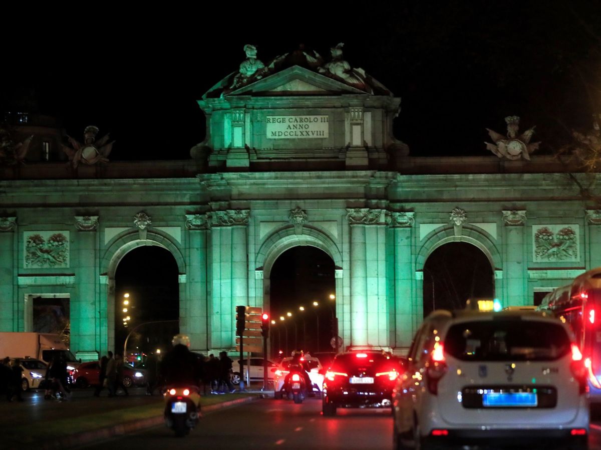 Foto: La madrileña Puerta de Alcalá se ilumina de verde en honor de San Patricio. (EFE/Fernando Alvarado)