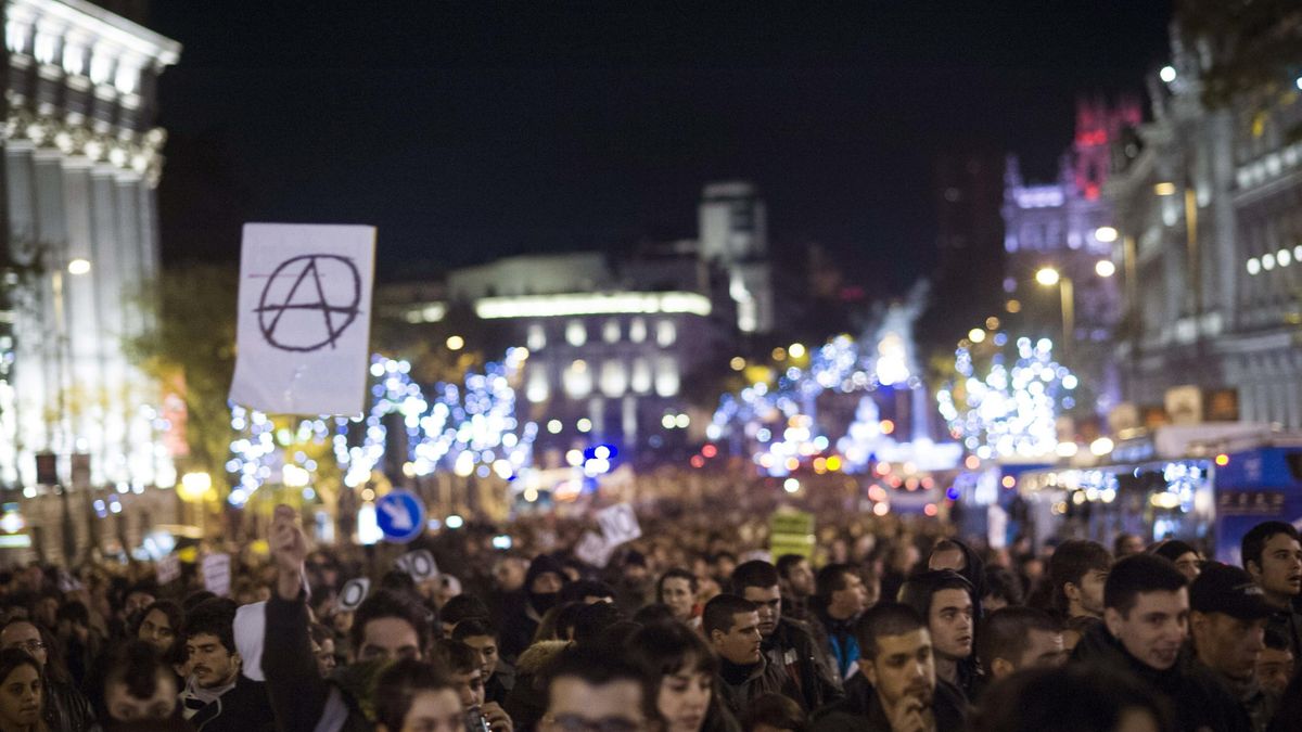 Las protestas contra los políticos se mudan a la Moncloa para exigir la dimisión de Rajoy