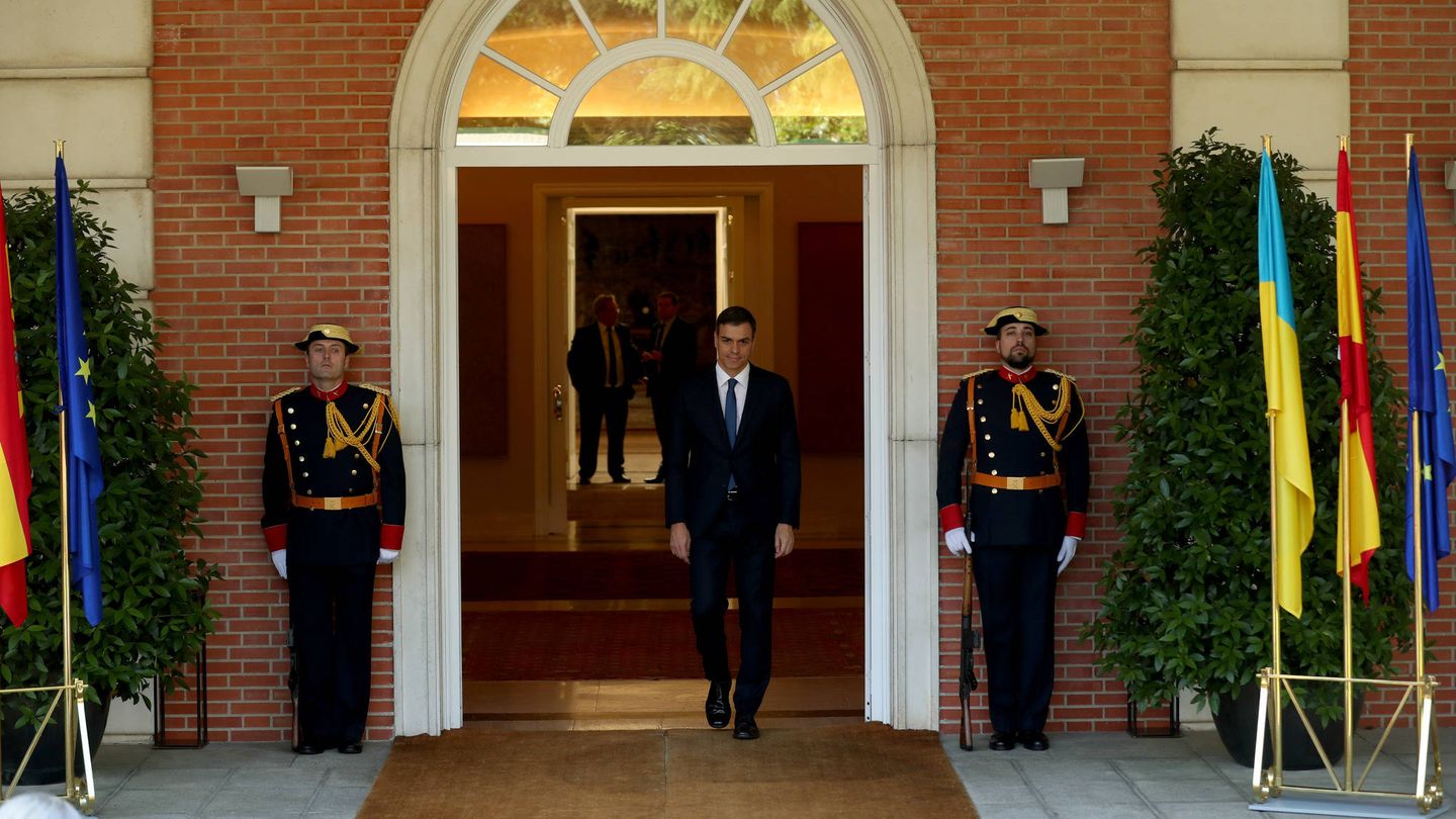 El presidente del Gobierno, Pedro Sánchez, momentos antes de recibir en el palacio de la Moncloa, al presidente de Ucrania. (Reuters)