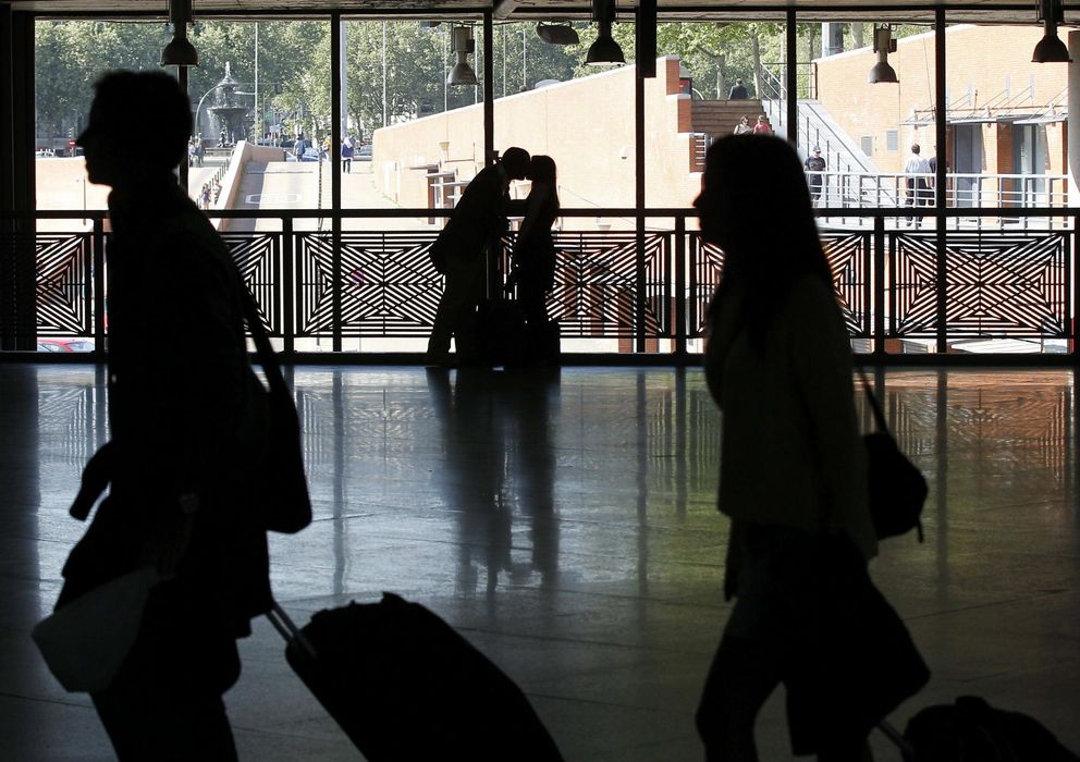 Foto: Varios viajeros en la estación de tren de Atocha. (EFE)
