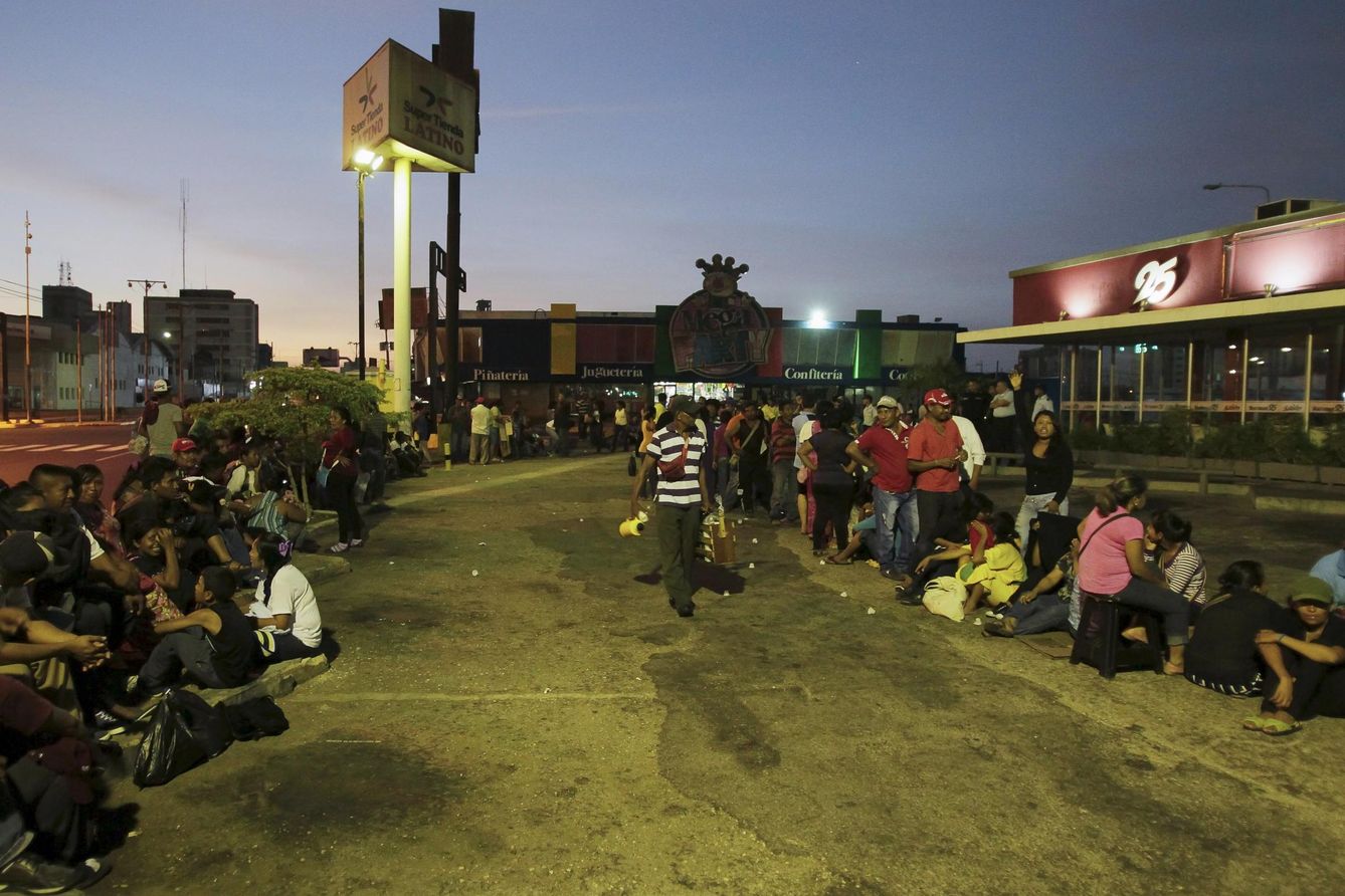 Foto: Venezolanos esperan a la apertura de un supermercado para comprar bienes en Maracaibo, el 8 de agosto de 2015 (Reuters).