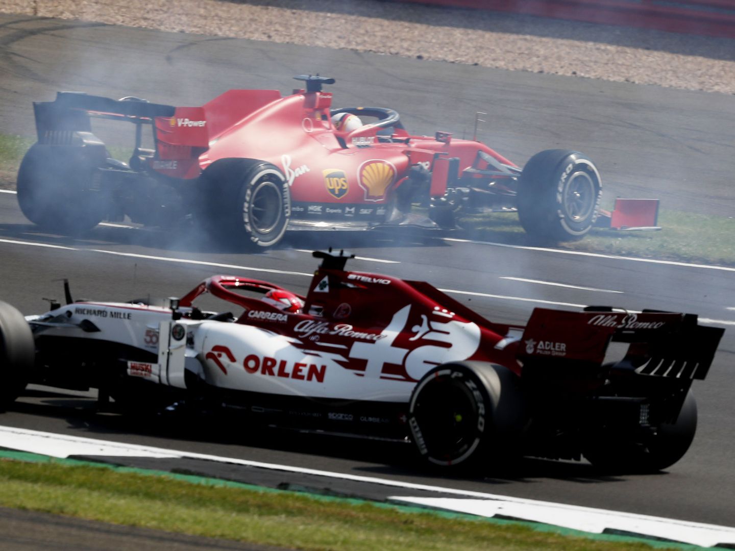 Sebastian Vettel perdió el control del Ferrari y trompeó en la primera curva. (Reuters)
