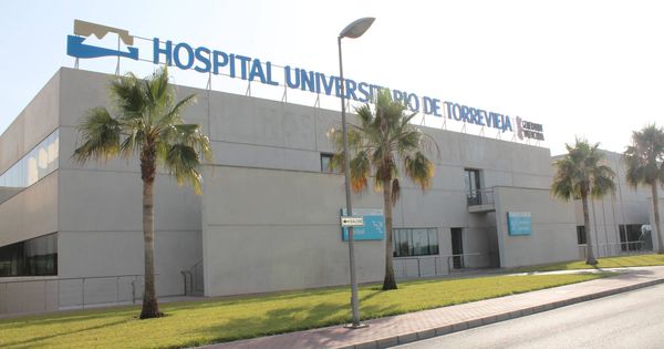 Foto: Fachada del Hospital de Torrevieja, que gestiona Ribera Salud. 