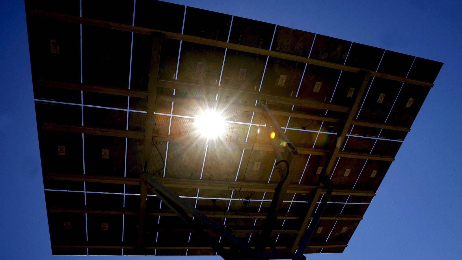 Foto: Detalle de uno de los módulos de la instalación fotovoltaica con seguidores solares mayor del mundo.