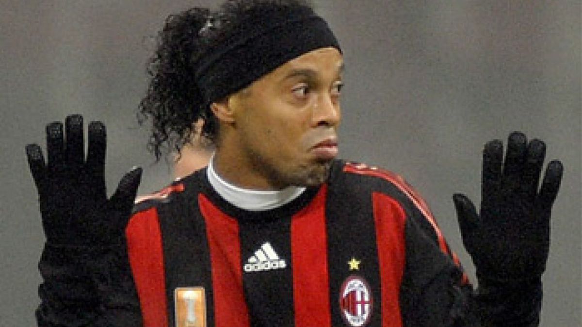 Berlusconi hace prometer a Ronaldinho que se comportará como un profesional