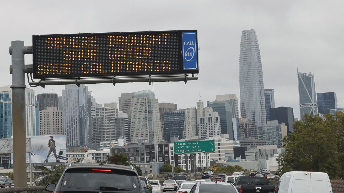 Carteles alertando sobre la sequía en la ciudad de Oakland (California). (EFE/J. G.  Mabanglo)