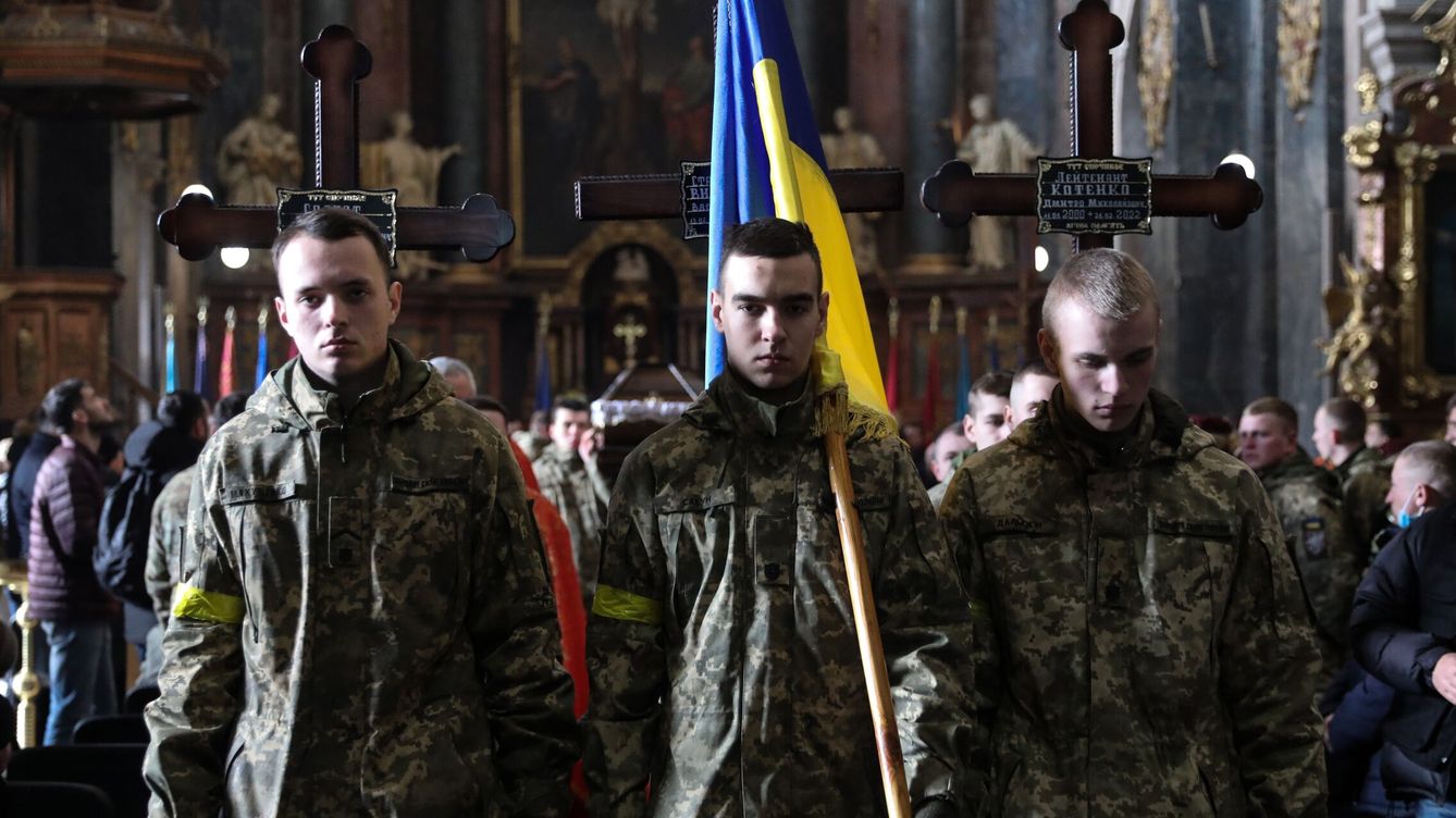 Foto: Funeral por soldados ucranianos caídos en combate cerca de la ciudad de Jersón. (EFE/George Vitsaras)