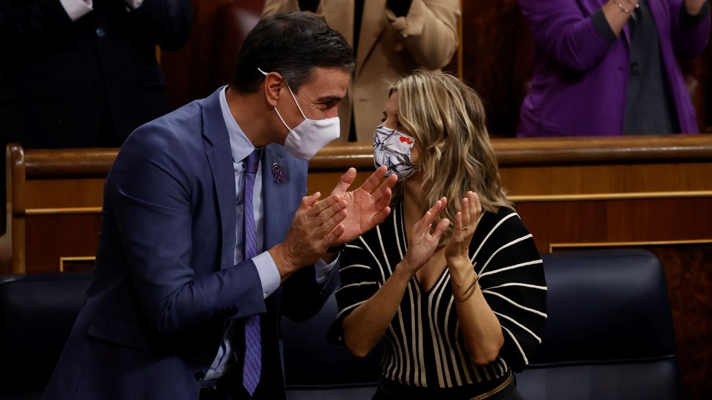 El presidente del Gobierno, Pedro Sánchez, aplaude junto a la ministra de Trabajo, Yolanda Díaz. (EFE/Juan Carlos Hidalgo)