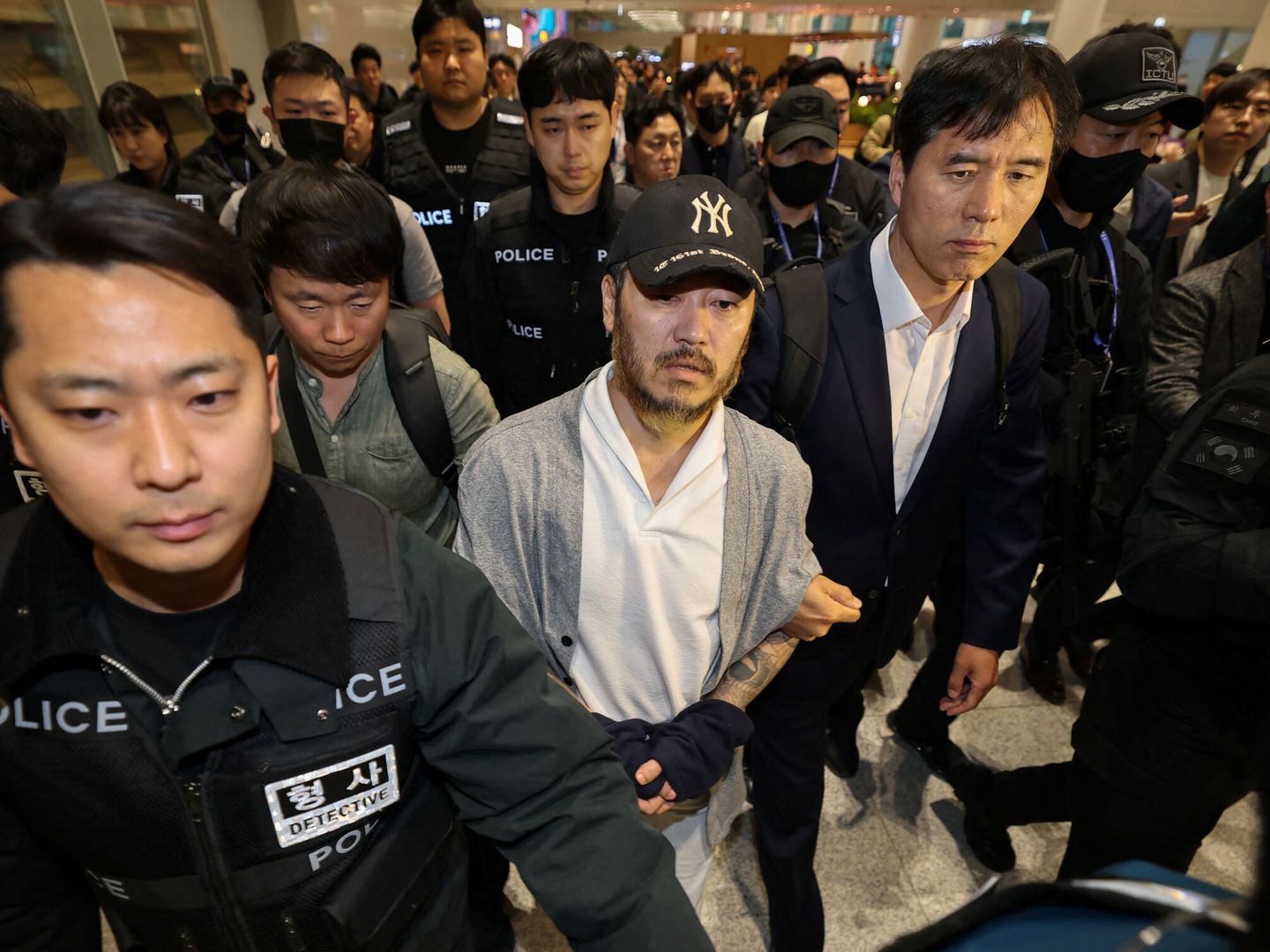 Park Wang-yeol, capo de la droga que sirve una sentencia de 60 años de prisión en Filipinas por el asesinato de tres coreanos, en su llegada al aeropuerto Incheon International en Incheon, Corea del Sur, el pasado mes de marzo. (Yonhap via REUTERS)