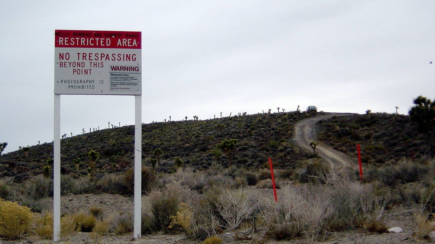 Un cartel prohíbe el acceso al área 51 (C.C)