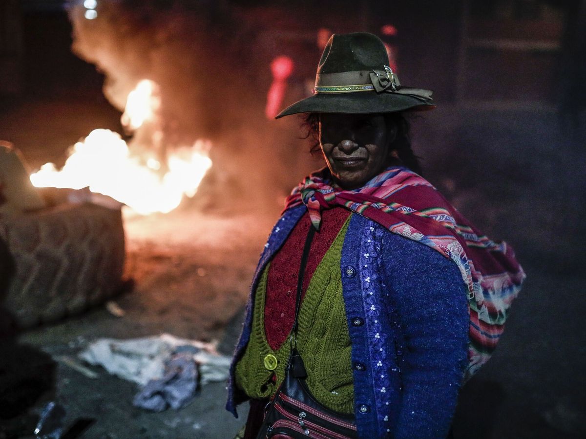 Foto: Una manifestante, durante el bloqueo de una carretera en Cusco, Perú. (EFE/Aldair Mejía)