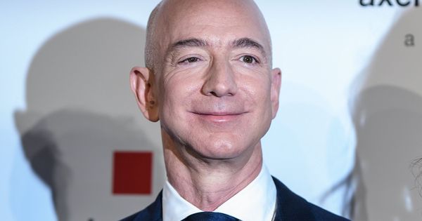 Foto: Jeff Bezos, en la recogida del Premio Axel Springer | EFE