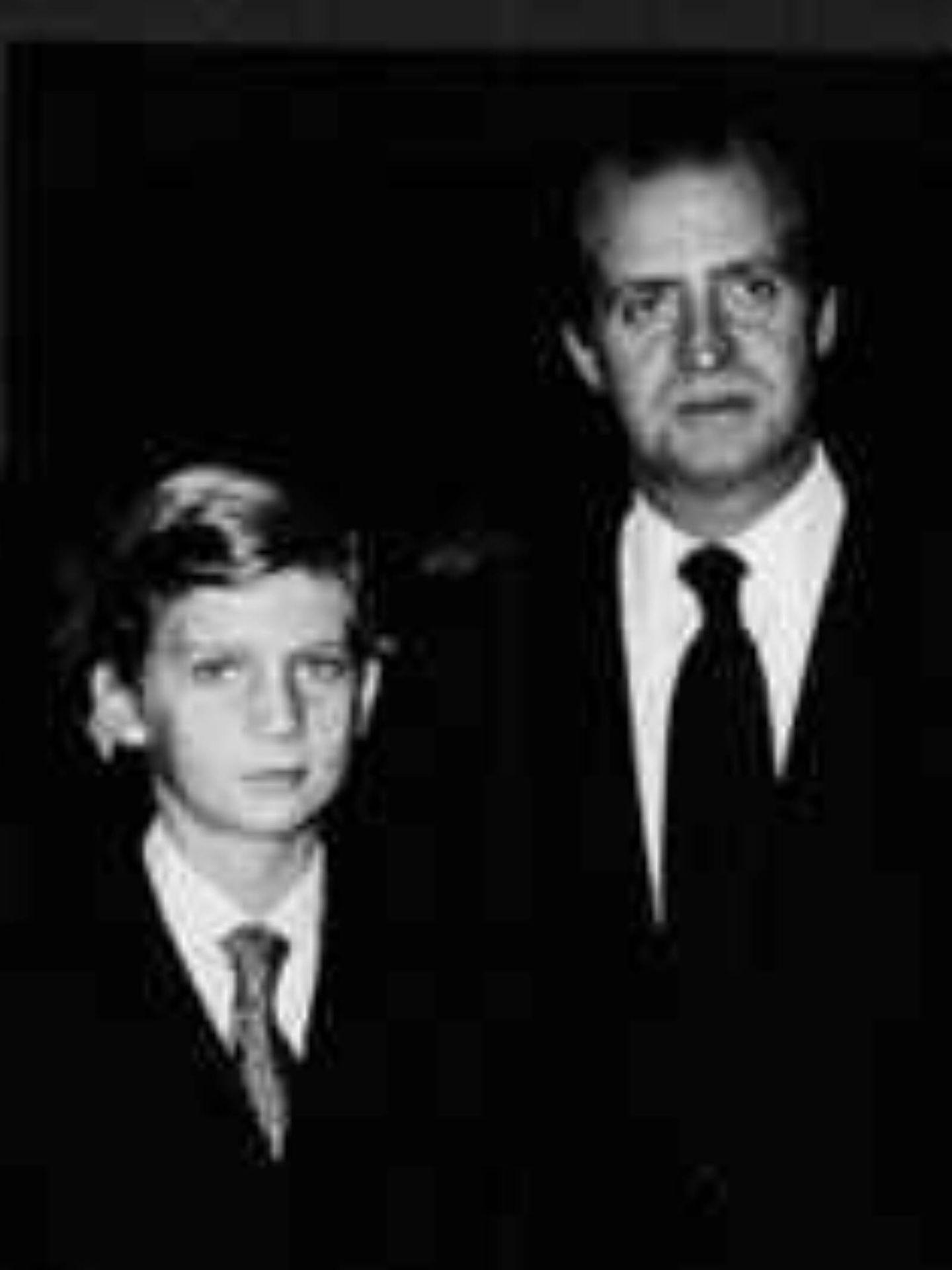 El rey Felipe VI, de adolescente en el acta fundacional de los (entonces) Premios Príncipe de Asturias en 1980 junto a Juan Carlos I. (Cortesía/FPA)