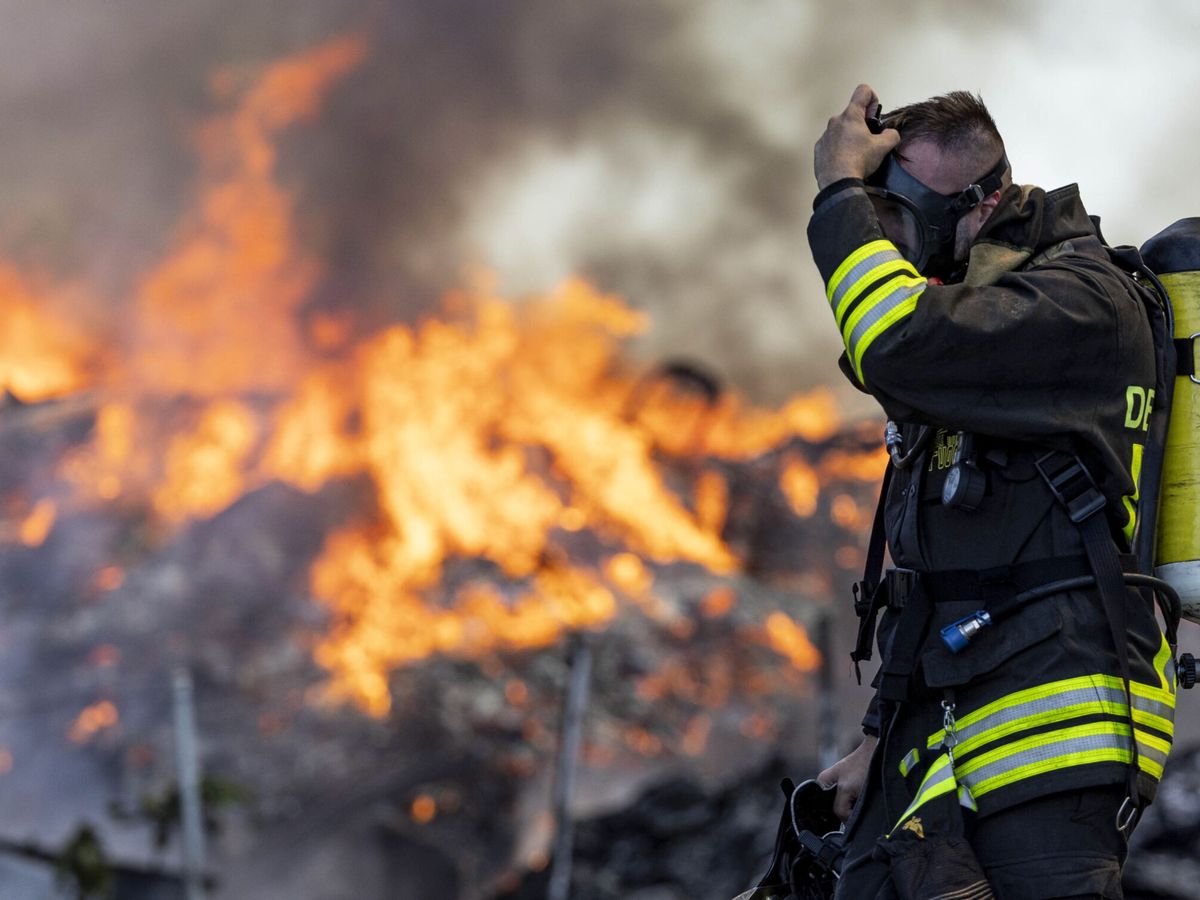Foto: Bombero en un incendio forestal en Italia en imagen de archivo. (EFE/Massimo Percossi)