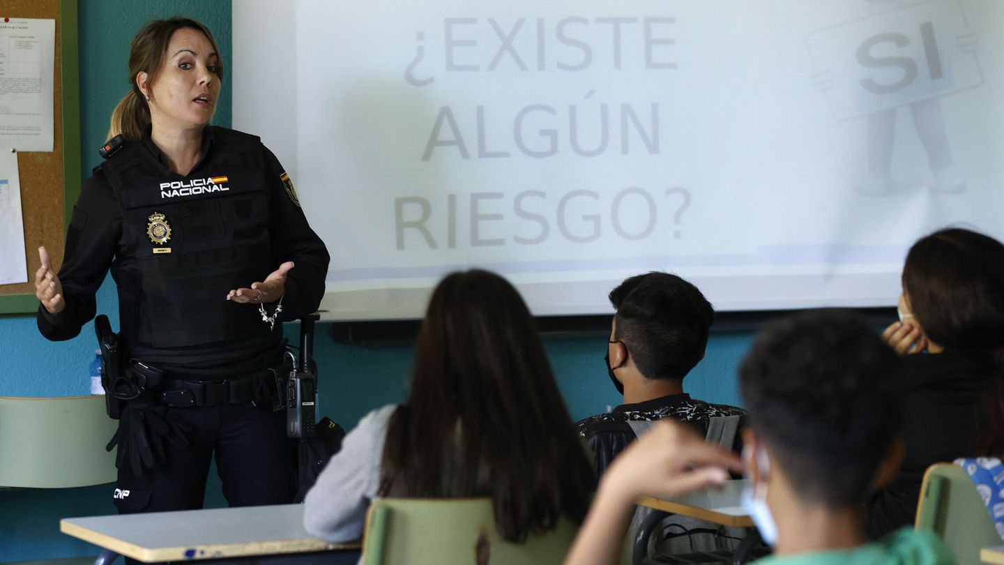 Charla de la Policía Nacional en un Instituto de Madrid para la prevención de las bandas juveniles. (EFE/Chema Moya)
