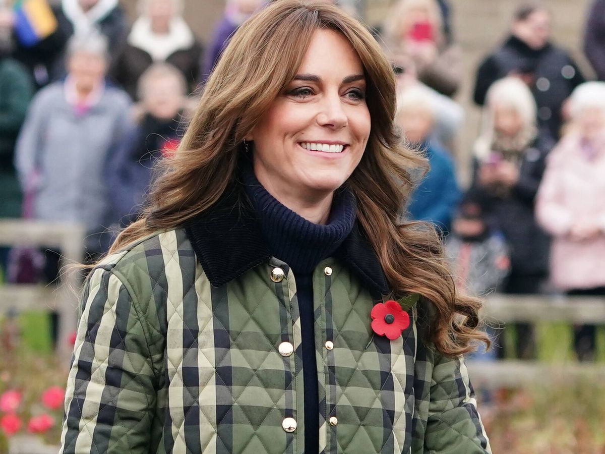 Foto: Kate Middleton en Escocia con chaqueta de Burberry. (Getty)