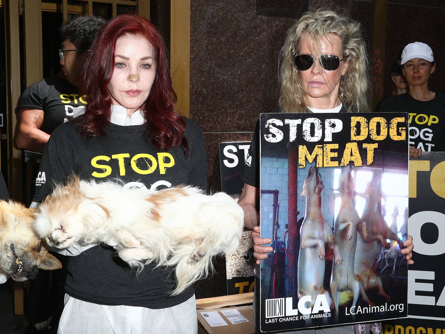 Priscilla y Kim, contra el consumo de carne de perro. (Getty)