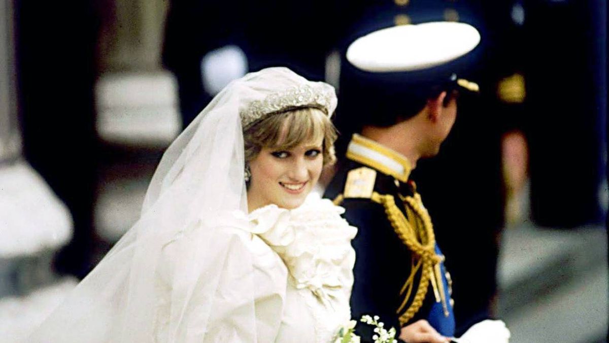 39 años de la boda de Carlos y Lady Di: los problemas del vestido real más icónico
