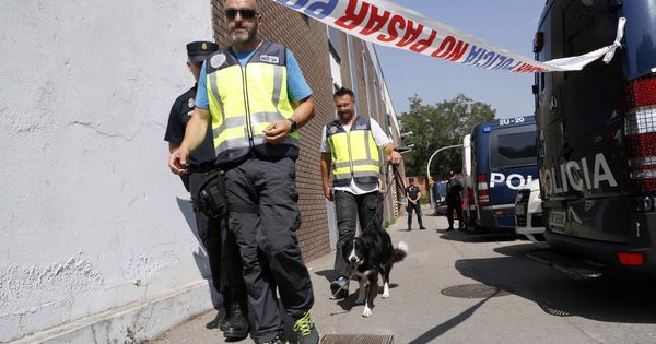 Foto: Efectivos de la Policía Nacional acompañados por perros especializados en detectar dinero, durante los registros efectuados esta mañana en la empresa Gespol, una filial de Sacyr.