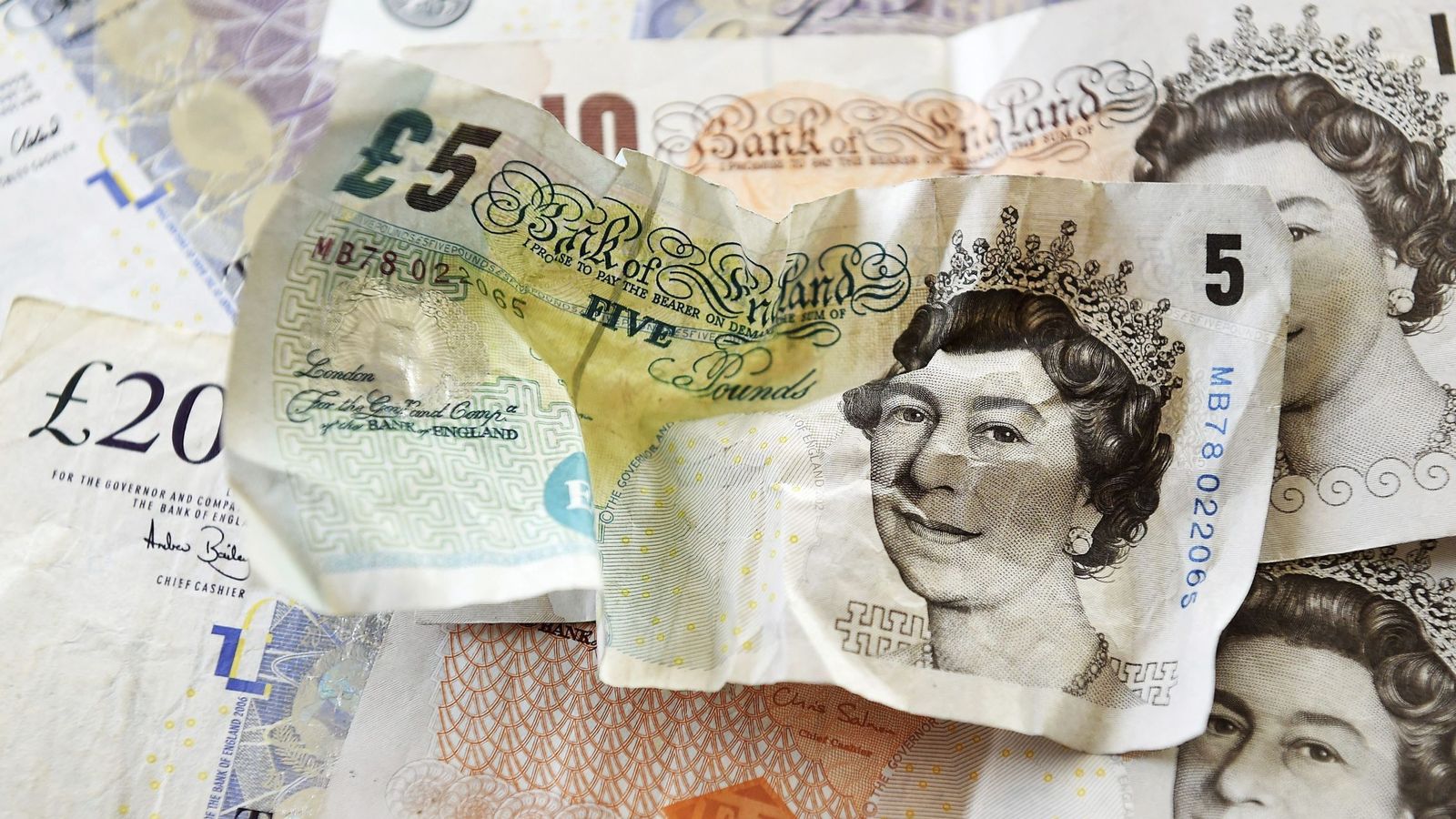 Foto: Vista de un billete de cinco libras en Londres. (Reuters)