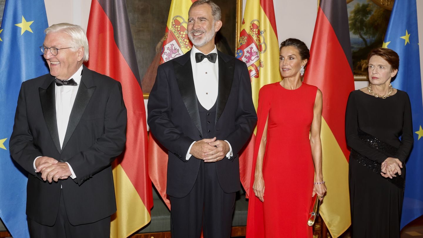 Los reyes posan junto al presidente de la República Federal de Alemania y su mujer Elke Büdenbender. (EFE/Juanjo Martín)