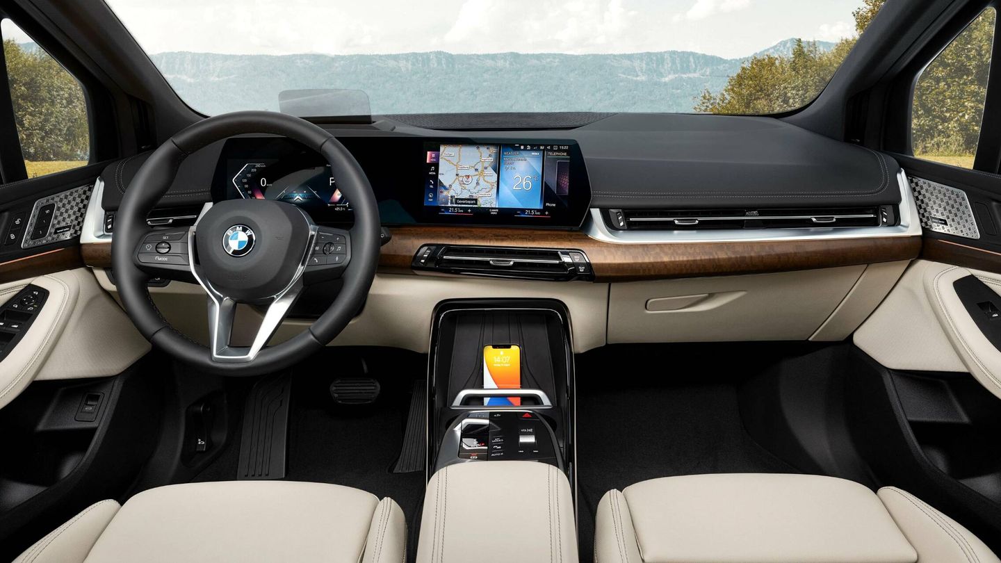 El habitáculo está dominado por la novedosa BMW Curved Display, compuesta por dos grandes pantallas unidas entre sí.