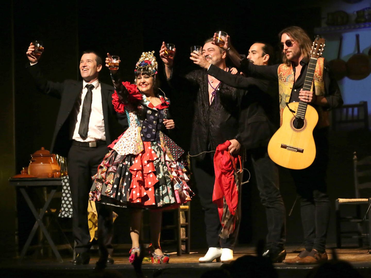 Maui y los suyos en el Teatro Flamenco, entre vermuts y potaje. (Foto: Paco Manzano)