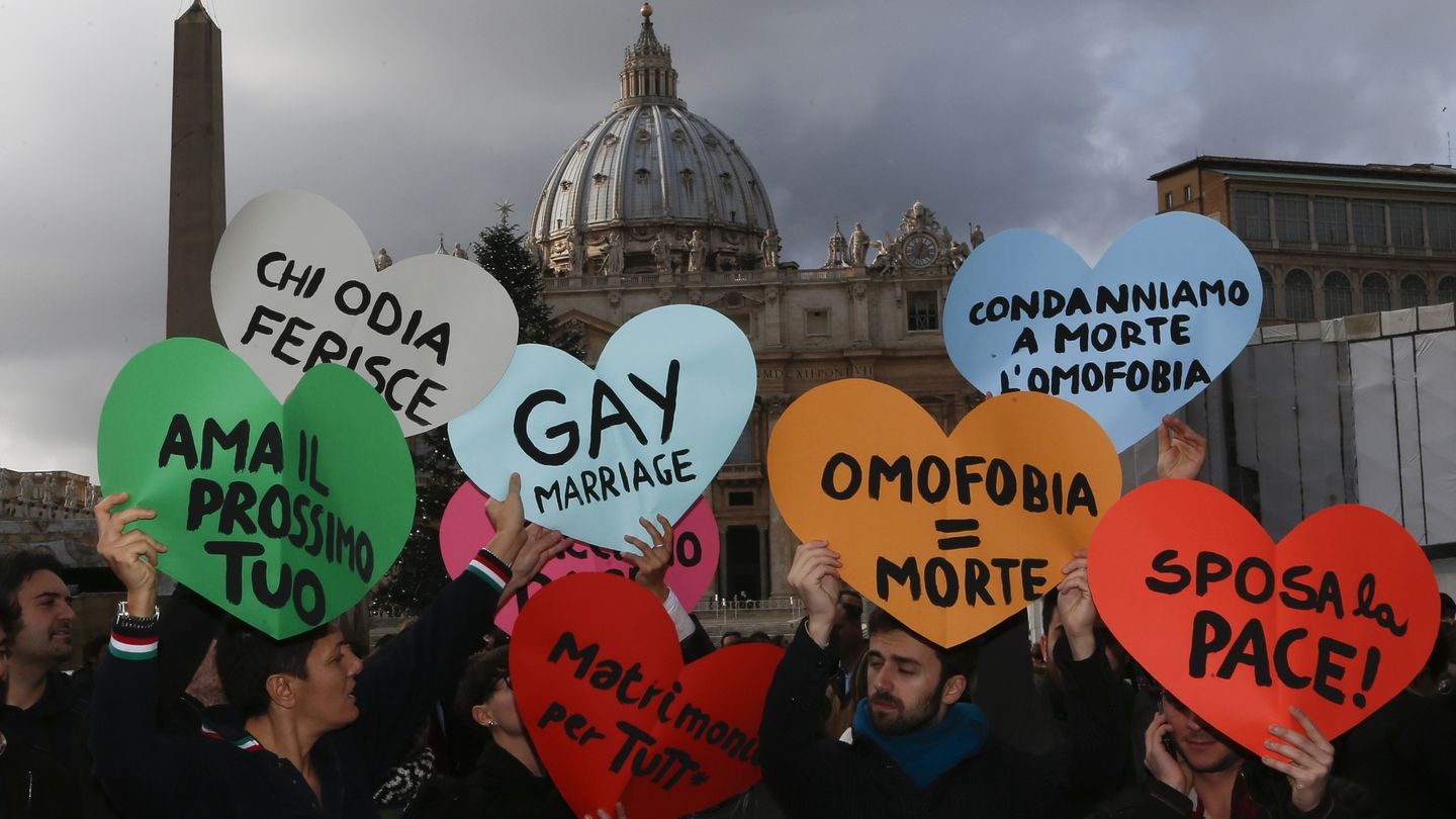 Un grupo de activistas homosexuales protesta en la Plaza de San Pedro (Reuters).