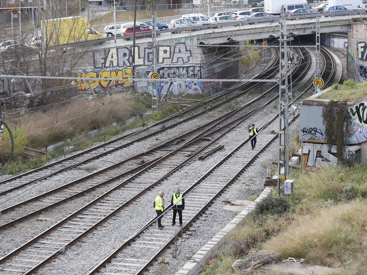 Foto: Vista de unas vías de tren. (EFE/Alejandro García)