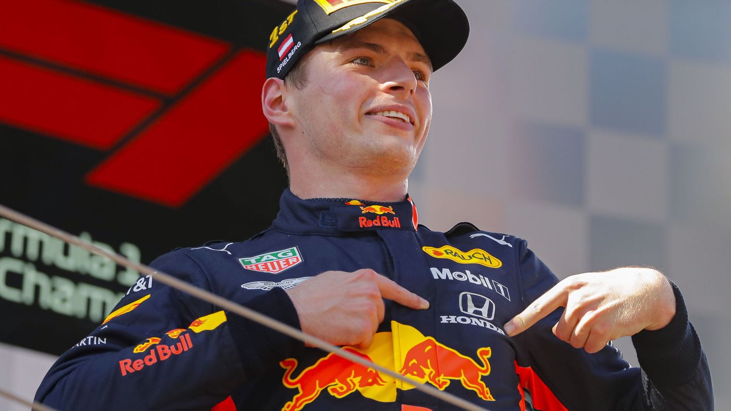 Max Verstappen señaló el logo de Honda en su mono en el podio del Gran Premio de Austria. (EFE)
