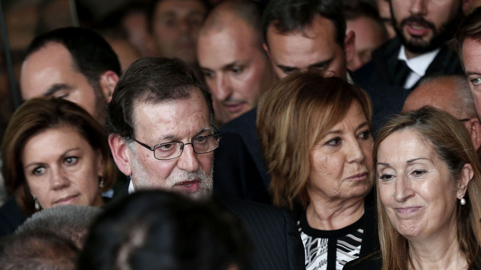Foto: Cospedal, Rajoy, Villalobos y Ana Pastor se amontonan junto a los asistentes al funeral de Rita Barberá. (EFE)