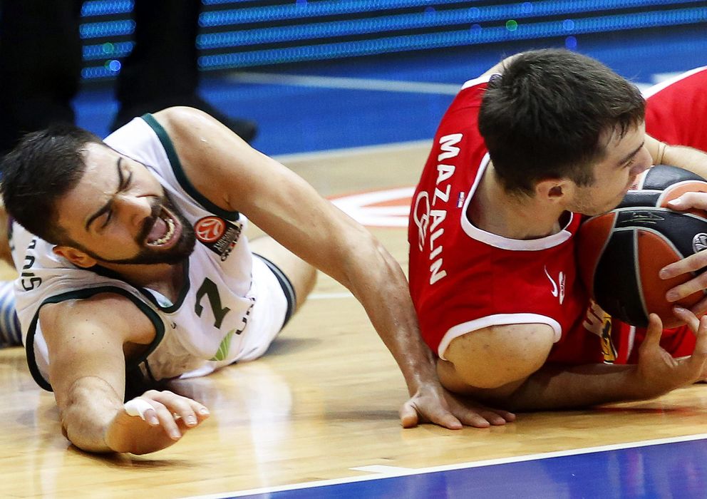 Foto: Kostas Vasileiadis pelea por el control del balón con Lovro Mazalin (Efe).