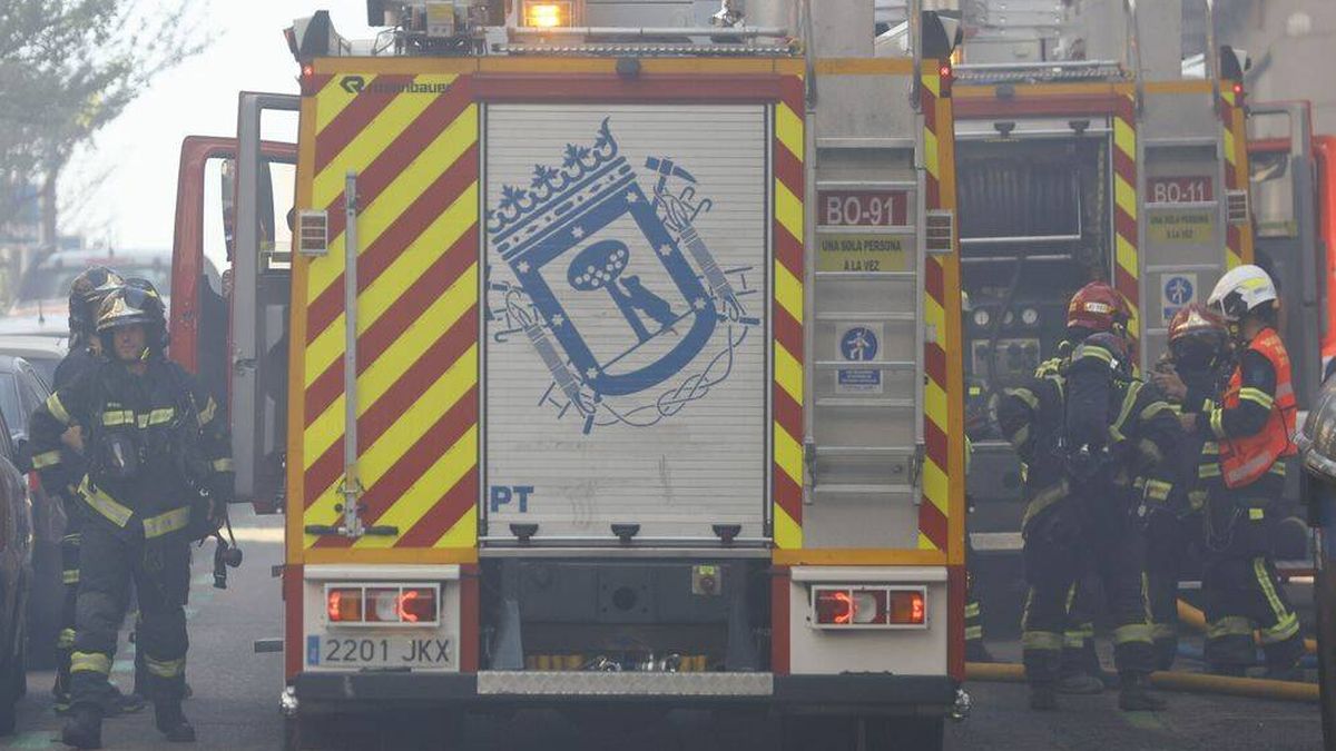 Hallan el cuerpo sin vida de un hombre junto a un contenedor en llamas en  Parla (Madrid)