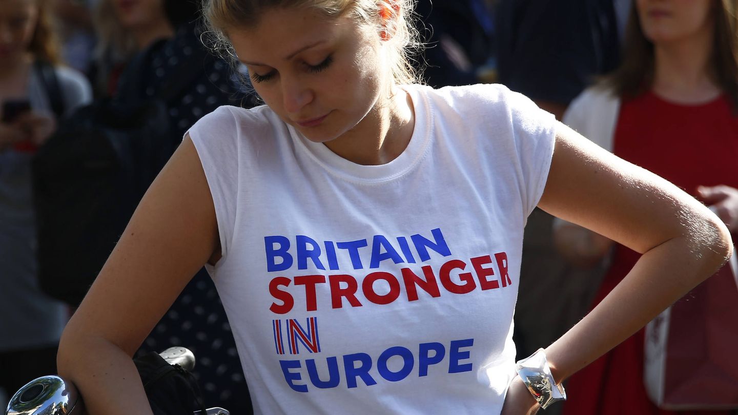 Una mujer con una camiseta a favor de la permanencia reacciona al resultado del referéndum (Reuters).