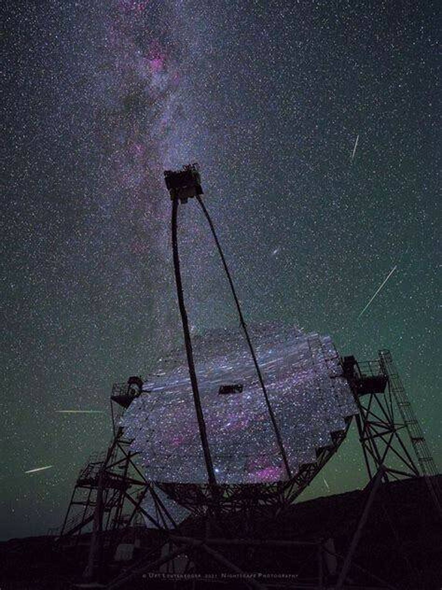 Telescopio Magic desde el Observatorio Europeo del Roque de los Muchachos, en la isla canaria de La Palma. (NASA/Urs Leutenegger)