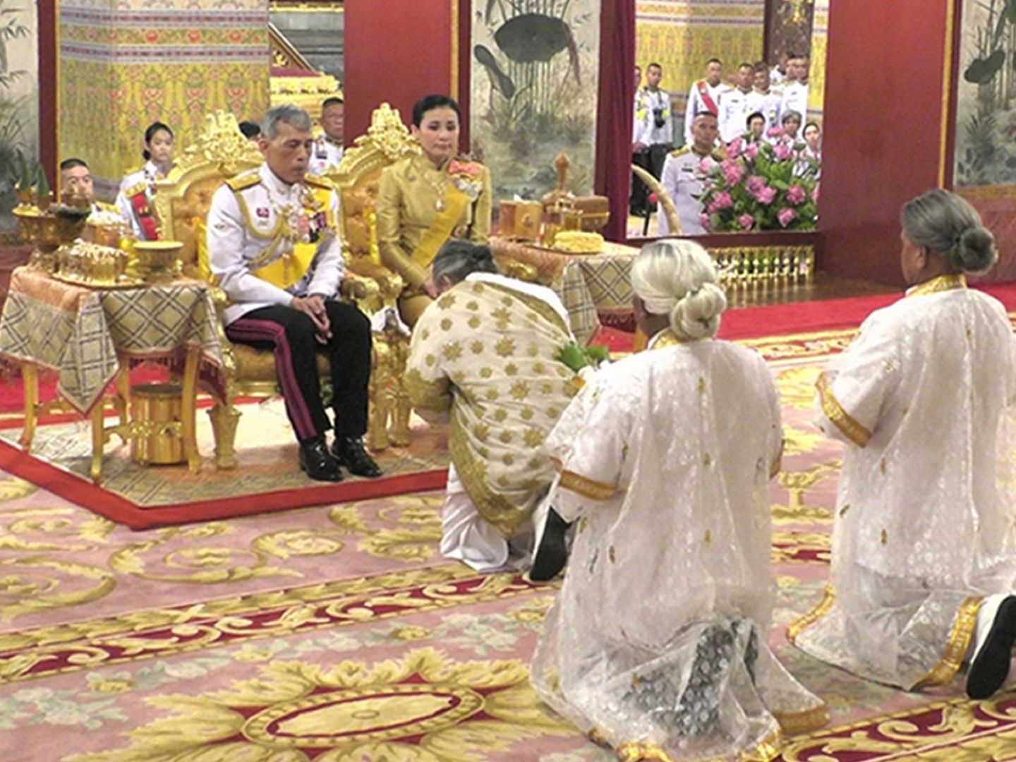 El rey Rama X de Tailandia  acompañado por la reina Suthida en su ceremonia de coronación. (EFE)