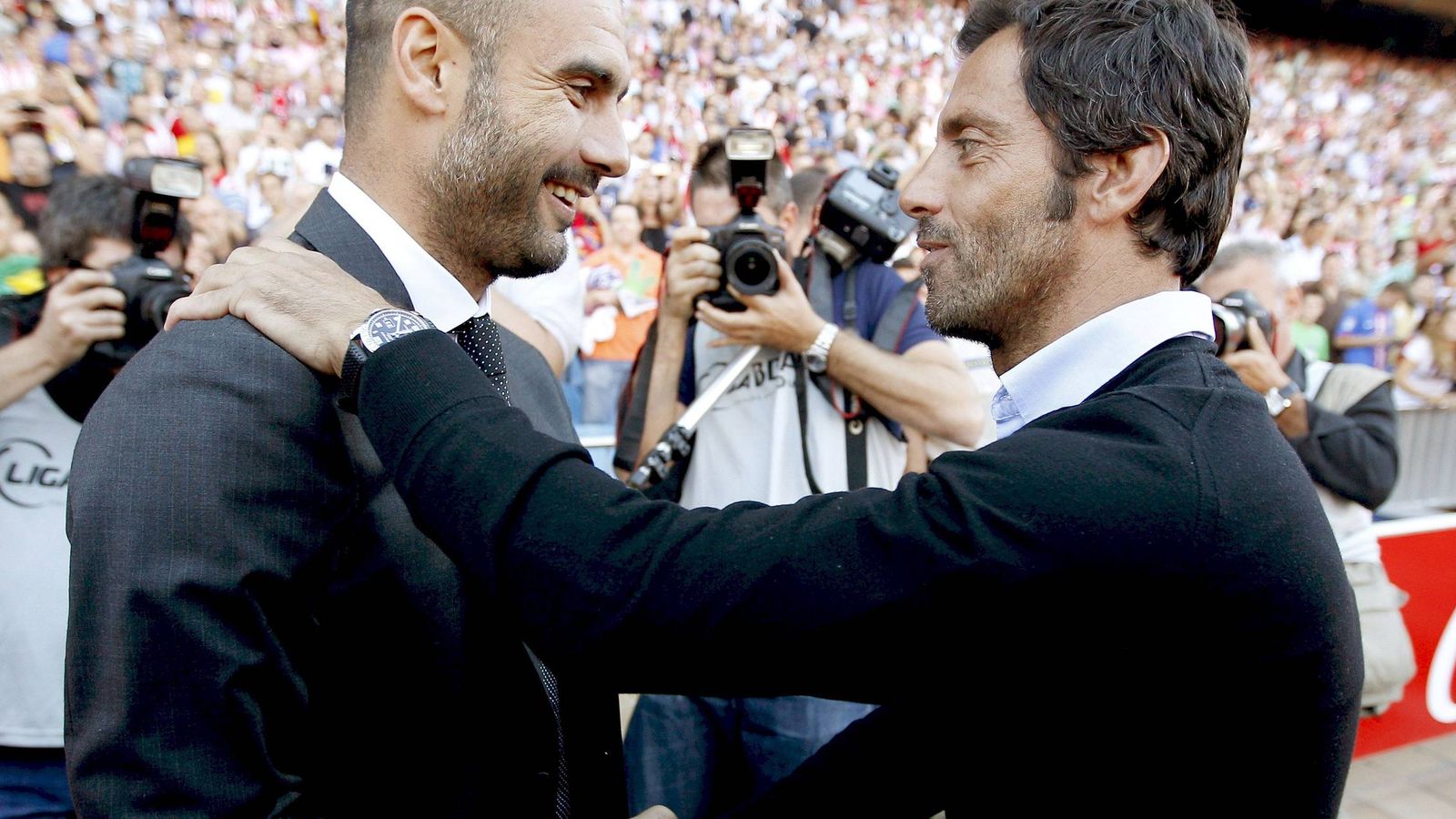 Foto: Pep Guardiola y Quique Sánchez Flores se saludan tras un partido (EFE).