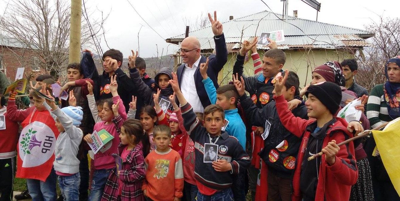 Hisyar Özsoy visitando a los vecinos de Bingöl en campaña por el no.
