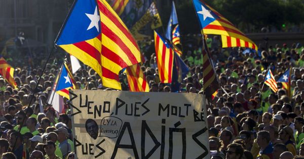 Foto:  Vista de la plaza de Catalunya de Barcelona durante la manifestación convocada por la ANC con motivo de la Diada del 11 de septiembre. (EFE)