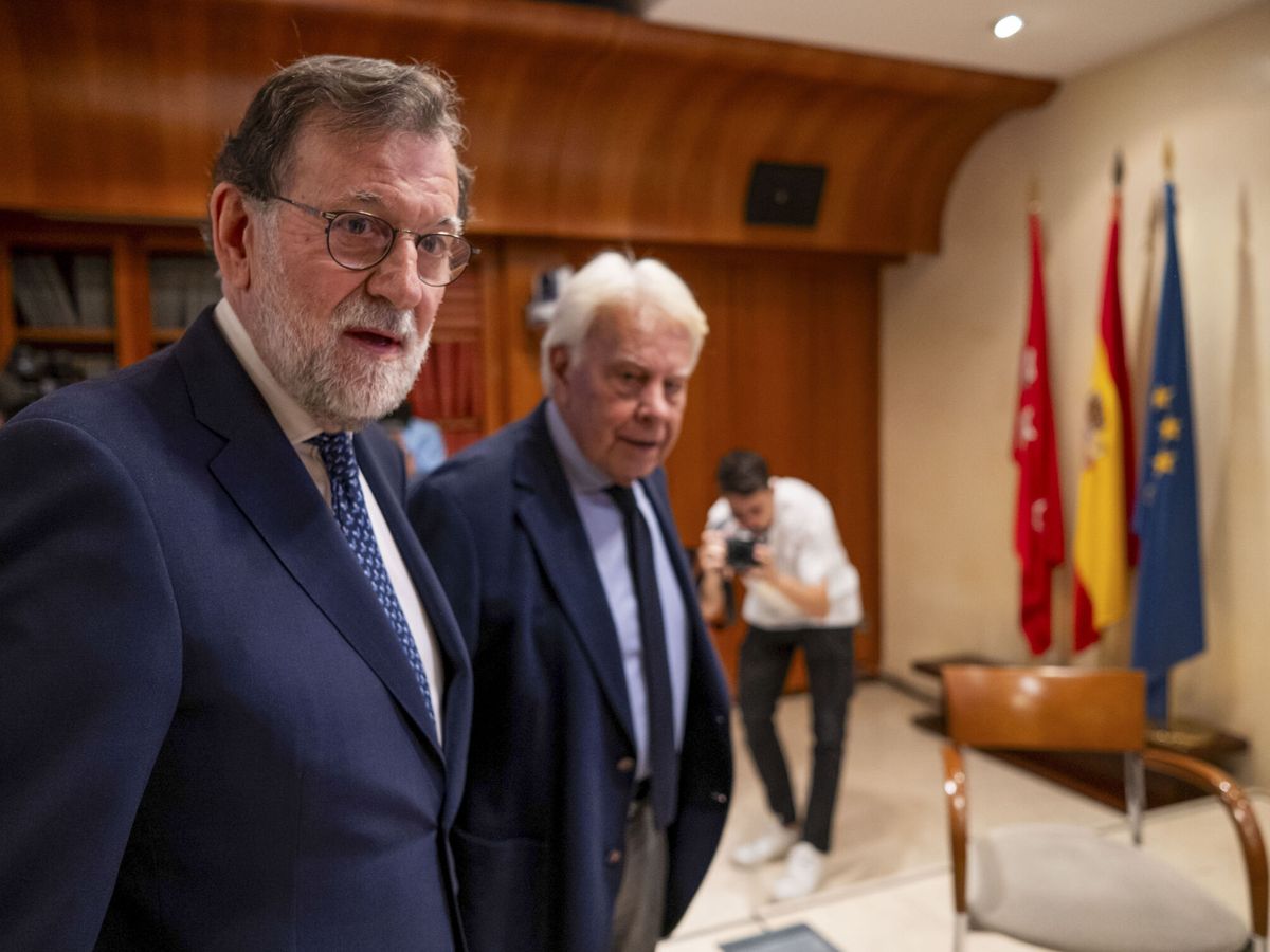 Foto: Los expresidentes del Gobierno Mariano Rajoy y Felipe González en el acto en homenaje a Victoria Prego. (EFE/Fernando Villar)