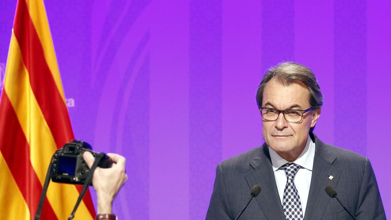 Foto: El presidente de la Generalitat en funciones, Artur Mas, durante una rueda de prensa. (Efe)