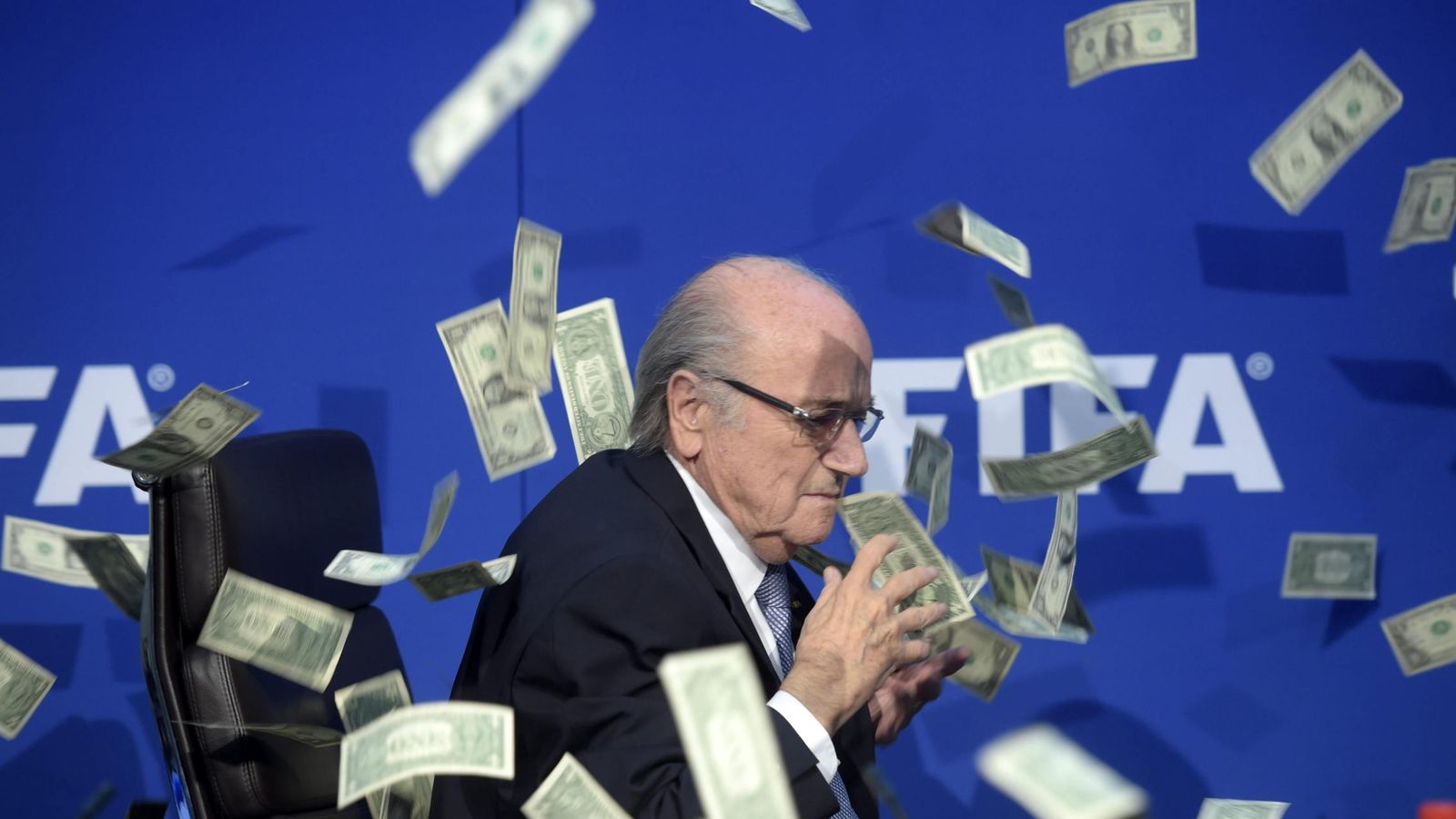 Foto: Blatter, en el momento en que le lanzaron los billetes (Efe)