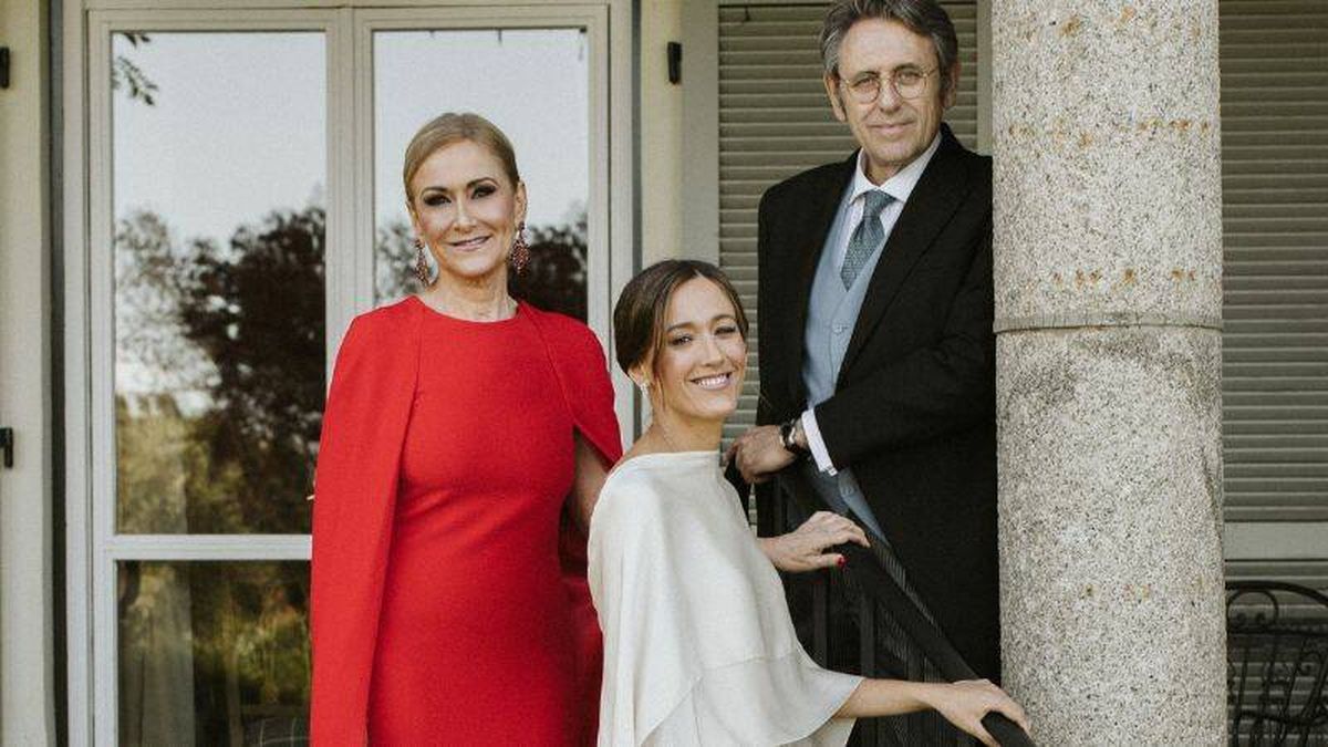 Fotos exclusivas | Cristina Cifuentes espectacular de rojo en la boda de su hija con un vestido que ya enamoró a Letizia