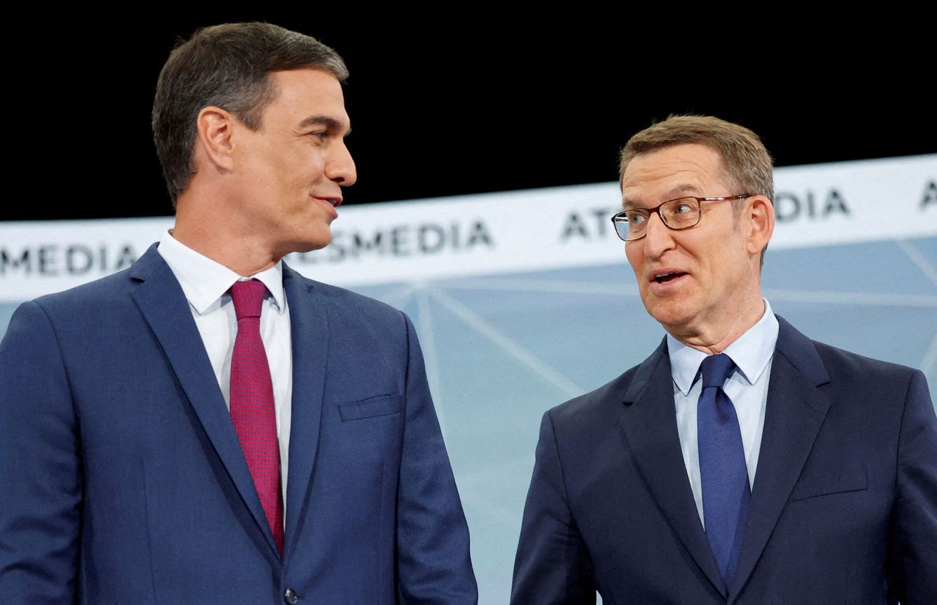 Pedro Sánchez y Alberto Núñez Feijóo, en el cara a cara. (Reuters/Juan Medina)