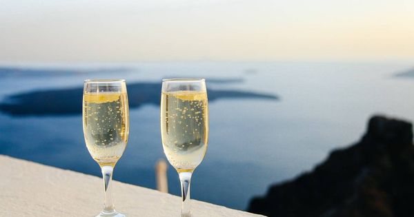 Foto: Dos copas de vino espumoso frente al mar.