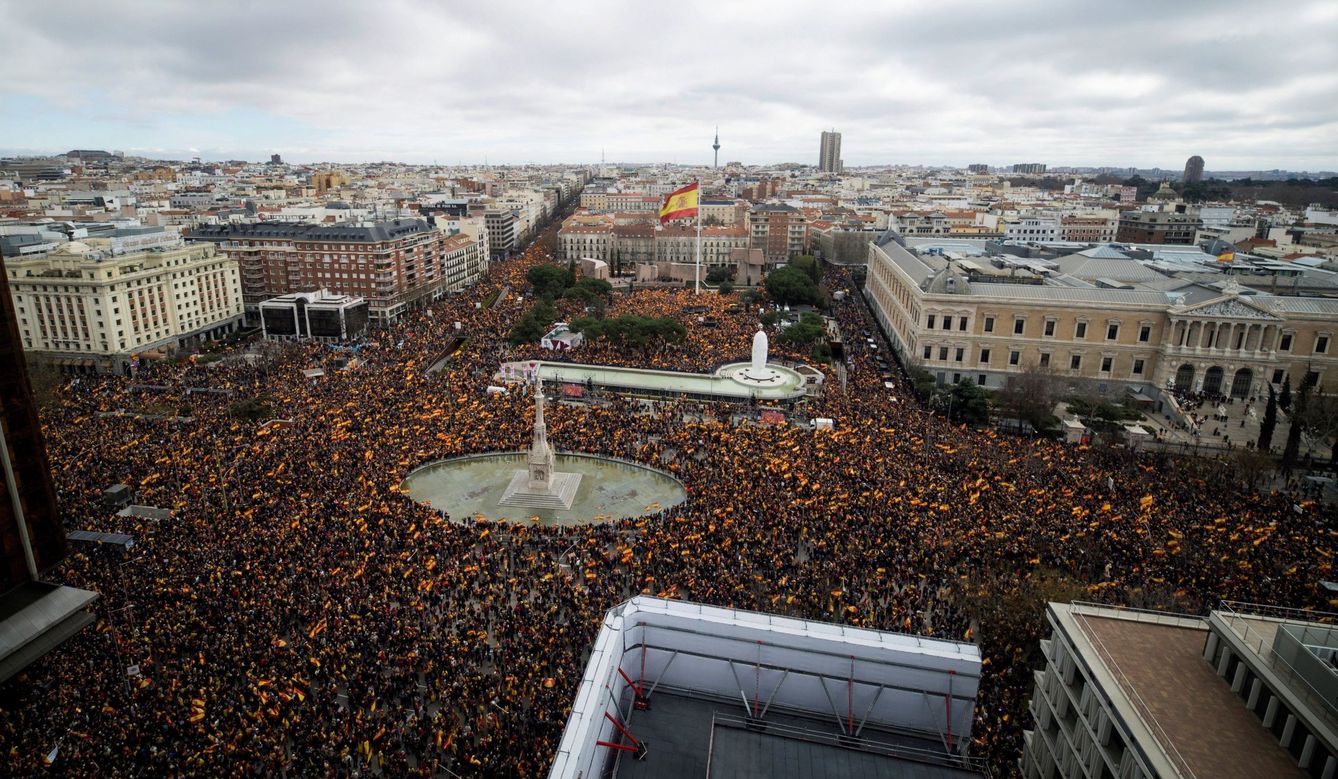Vista general de la concentración convocada por PP, Ciudadanos y Vox este domingo en la plaza Colón de Madrid.