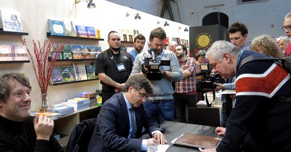 Foto: Puigdemont, en la Feria del Libro de Bruselas. (EFE)