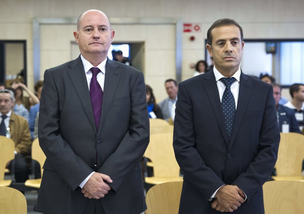 Foto: Enrique Pamiés (izq) y José María Ballesteros, los dos policías condenados por el caso Faisán. (EFE)